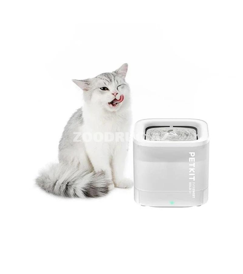 Компактный и тихий фонтан-поилка PETKIT Eversweet Solo SE для кошек и мелких собак,обеспечивающий постоянную фильтрацию и циркуляцию воды.